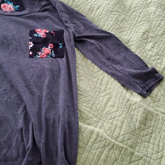 Gray and floral blouse - Picture 2 of 3